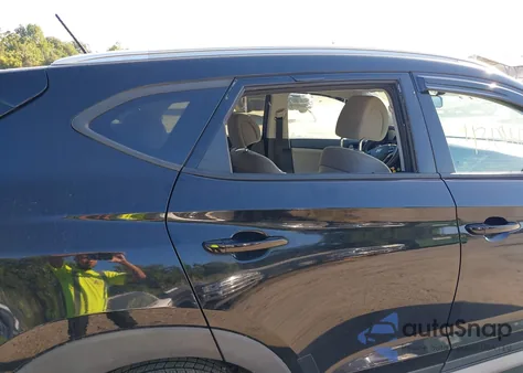 2017 Hyundai Tucson Limited/Sport And Eco/Se z USA, uszkodzony, nr VIN KM8J3CA48HU544681